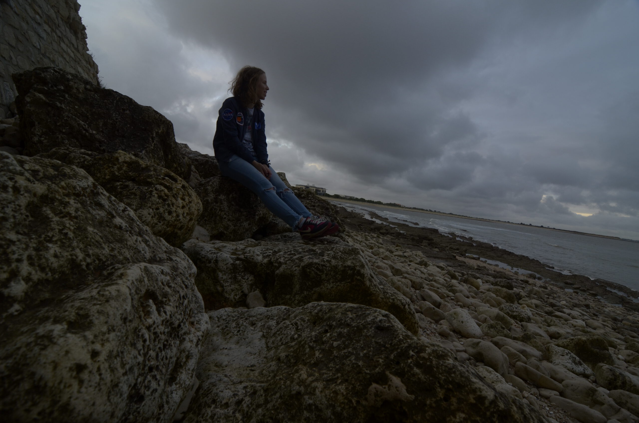 Ich sitze auf Felsen am Meer