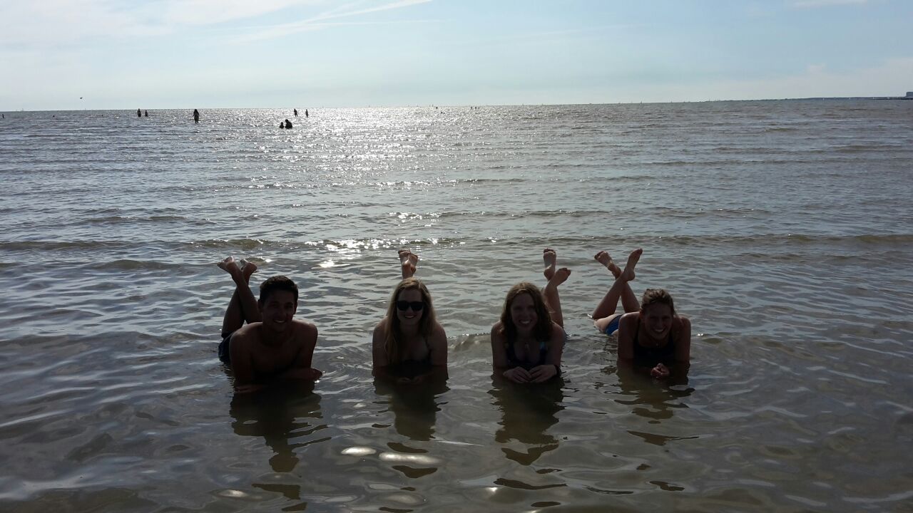 Vier Freunde räkeln sich im flachen Wasser wie Nixen