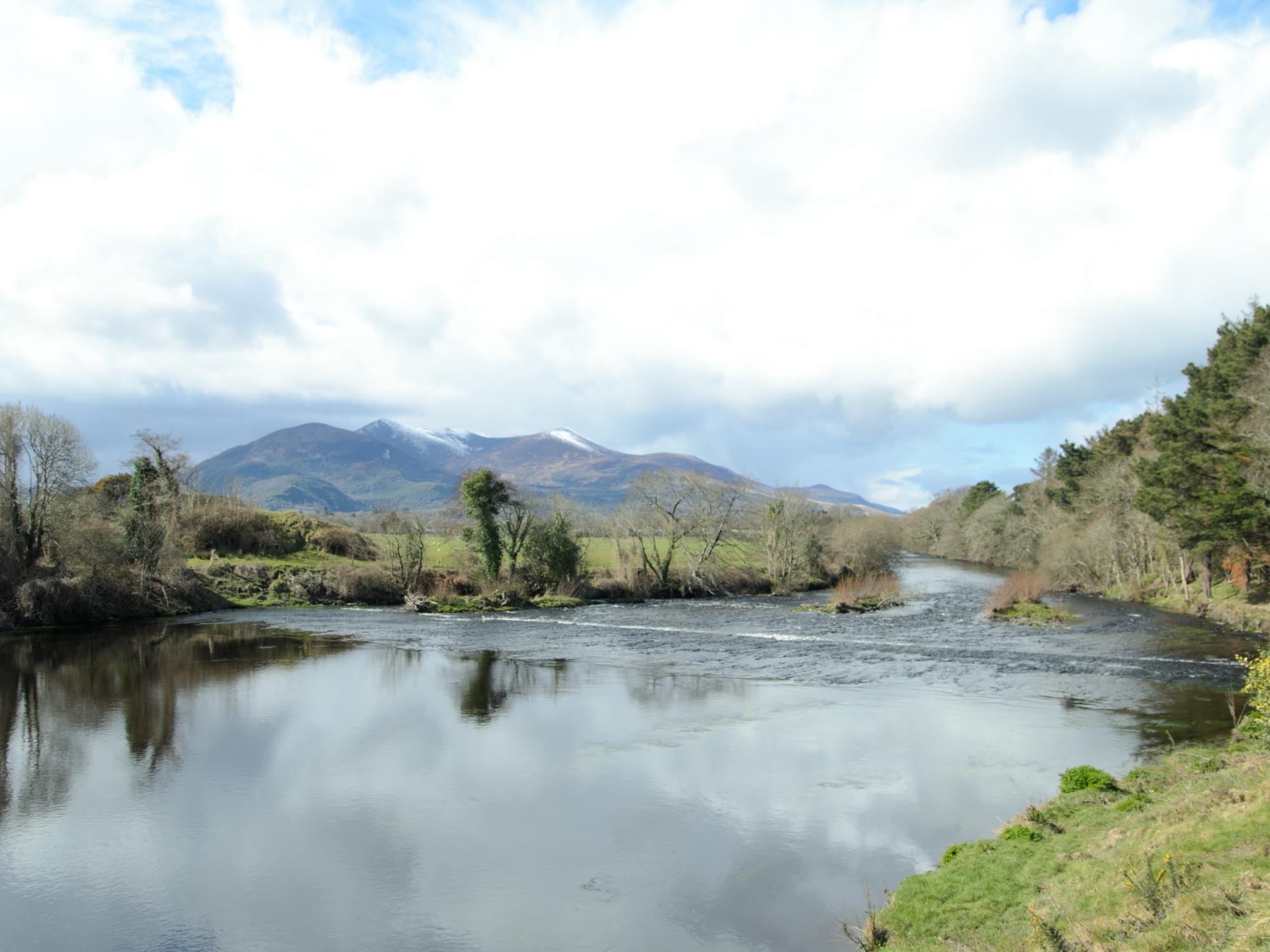 Ein Fluss der so ruhig ist, es könnte ein Spiegel sein