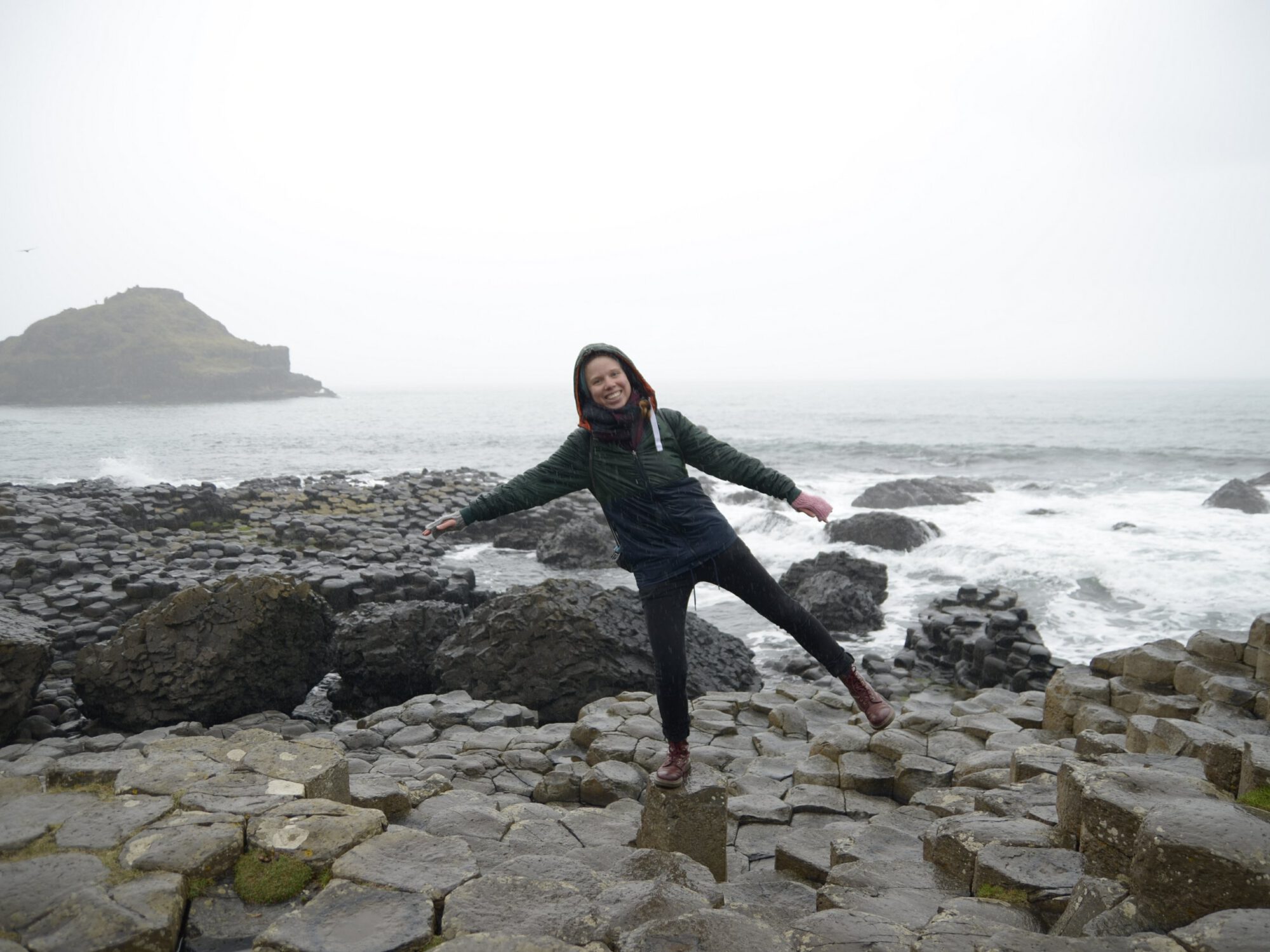 Ich balanciere auf einem Stein des Giants Causeway, es regnet...