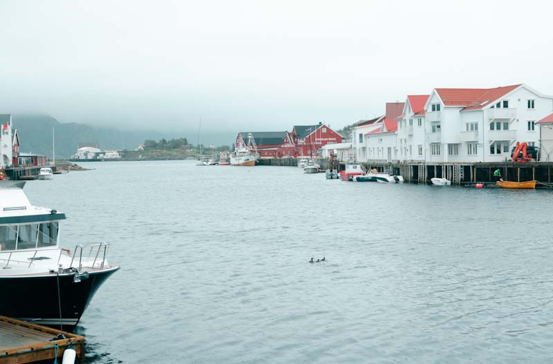 Eine Stadt auf Stelzen und Inseln im Fjord