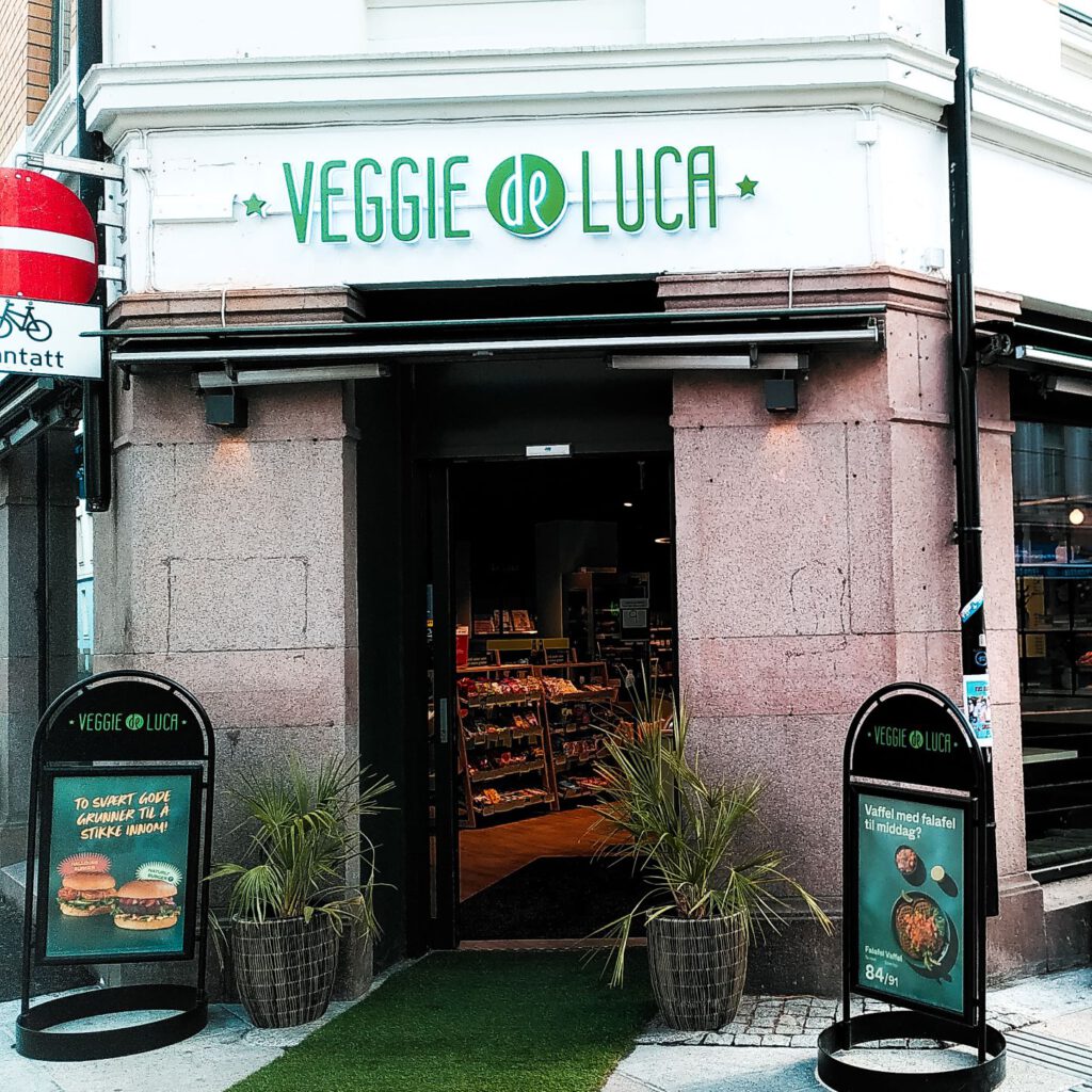 Der Eingang eines Veganen Delis namens Veggie De Luca